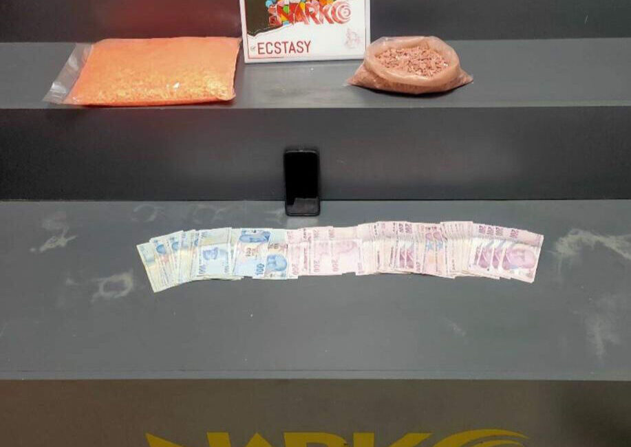  İzmir'in Konak ilçesinde düzenlenen yasaklı madde operasyonunda gözaltına alınan zanlı