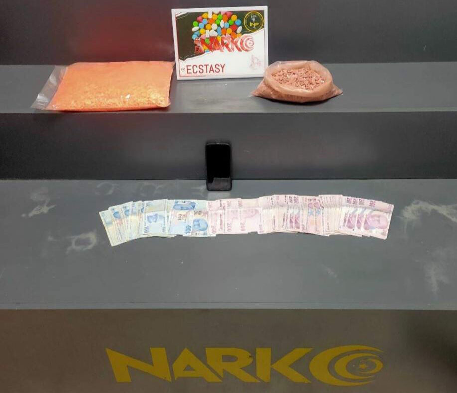  İzmir'in Konak ilçesinde düzenlenen yasaklı madde operasyonunda gözaltına alınan zanlı