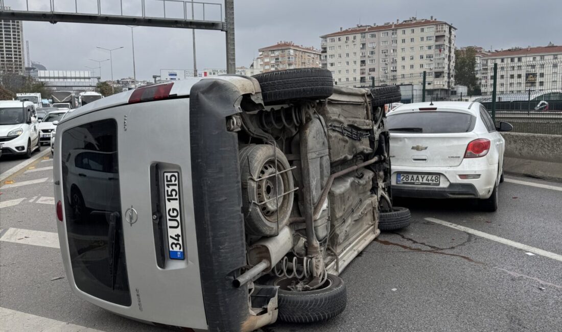 İstanbul Kadıköy'de 3 aracın karıştığı zincirleme kaza nedeniyle D-100 kara