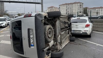 İstanbul Kadıköy'de 3 aracın karıştığı zincirleme kaza nedeniyle D-100 kara