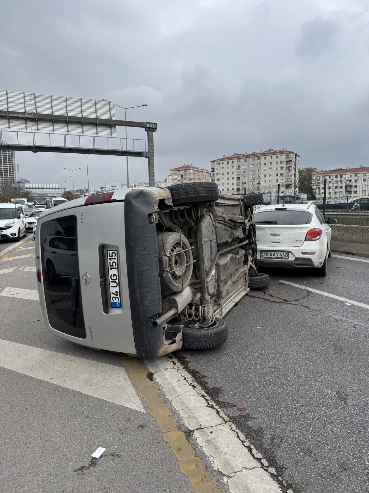 İstanbul Kadıköy'de 3 aracın karıştığı zincirleme kaza nedeniyle D-100 kara