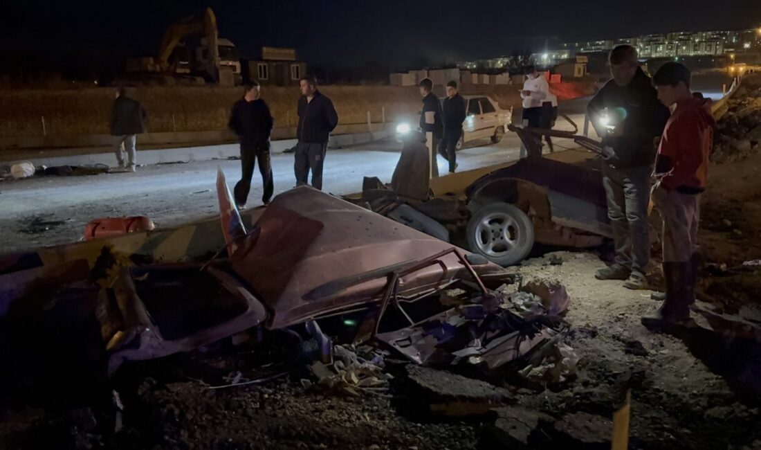  Kahramanmaraş'ın Afşin ilçesinde, iki otomobilin çarpışması sonucu 3 kişi yaralandı.