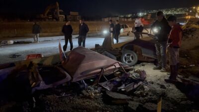  Kahramanmaraş'ın Afşin ilçesinde, iki otomobilin çarpışması sonucu 3 kişi yaralandı.