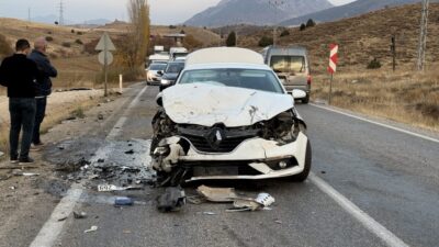 Kahramanmaraş'ın Göksun ilçesinde iki otomobilin çarpışması sonucu 4 kişi yaralandı.