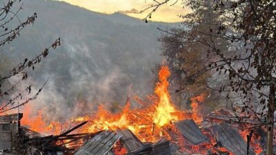  Karabük'ün Yenice ilçesinde ahşap evde çıkan yangında 5 kişi dumandan