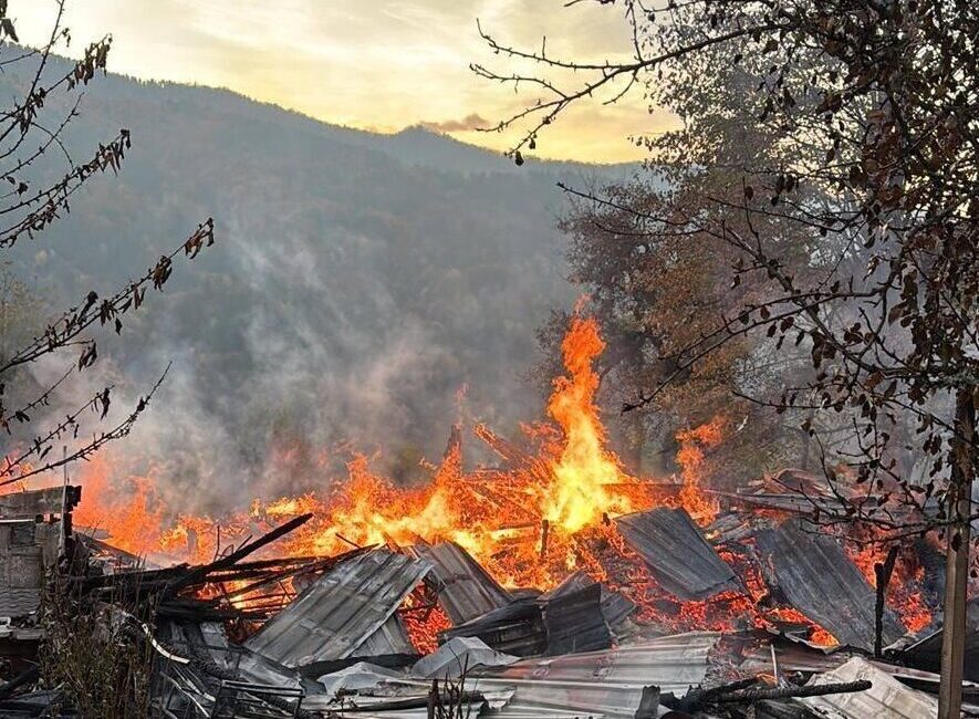 Karabük'ün Yenice ilçesinde ahşap evde çıkan yangında 5 kişi dumandan