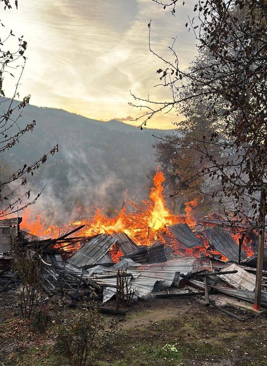  Karabük'ün Yenice ilçesinde ahşap evde çıkan yangında 5 kişi dumandan