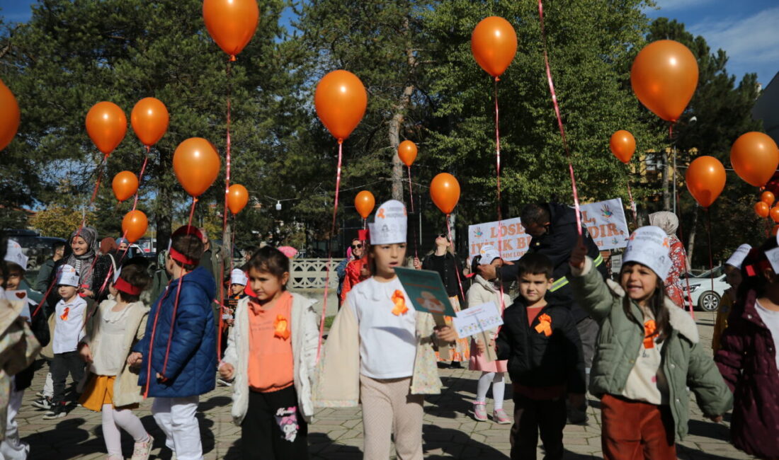 Karabük'ün Eflani ilçesinde ana sınıfı öğrencileri, lösemi hastalığına dikkati çekmek