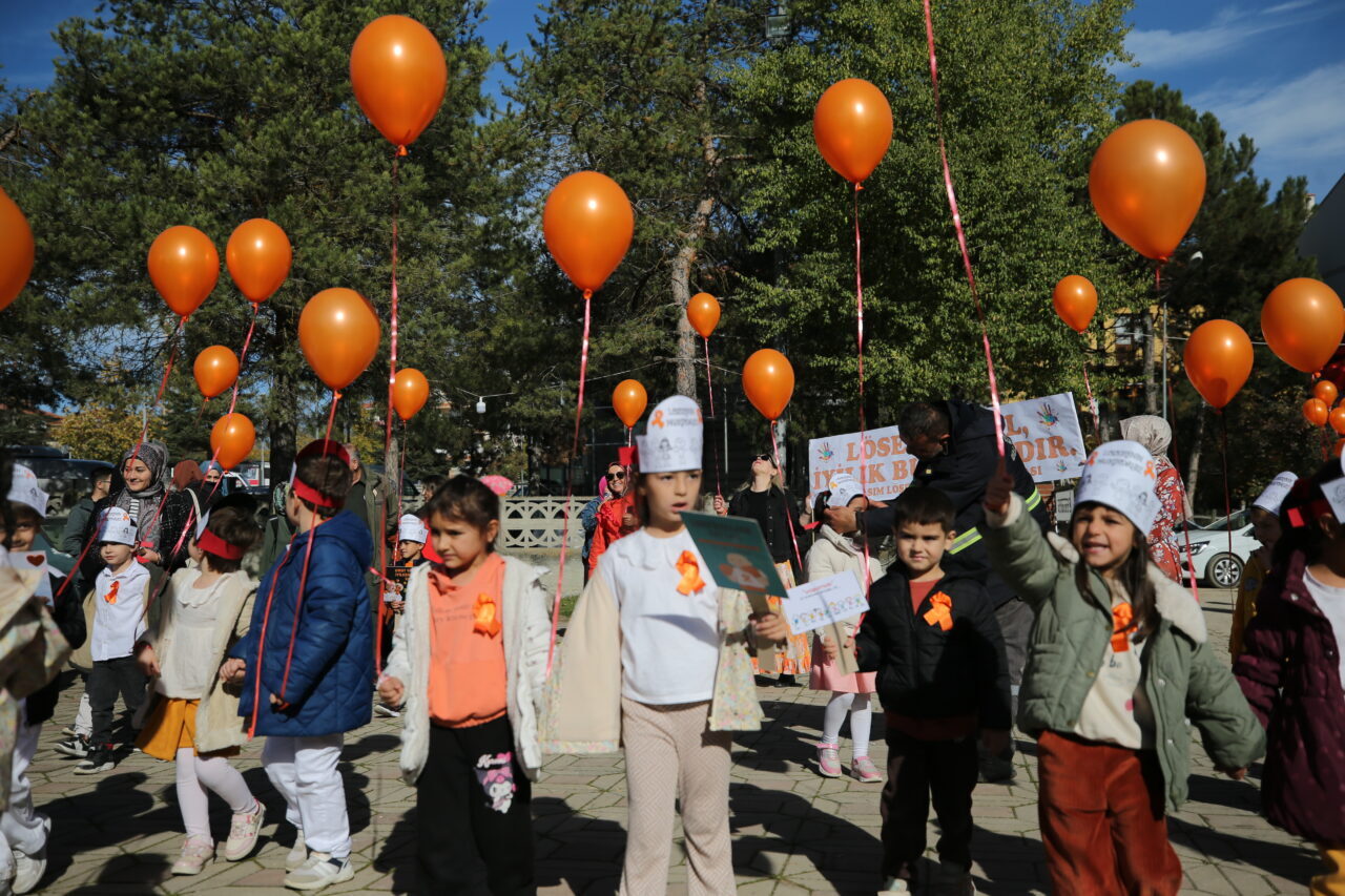 Karabük'ün Eflani ilçesinde ana sınıfı öğrencileri, lösemi hastalığına dikkati çekmek