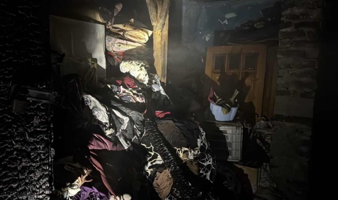 Karabük'te apartmanın giriş katında çıkan yangın söndürüldü.