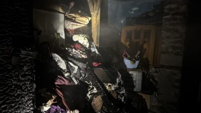 Karabük'te apartmanın giriş katında çıkan yangın söndürüldü.