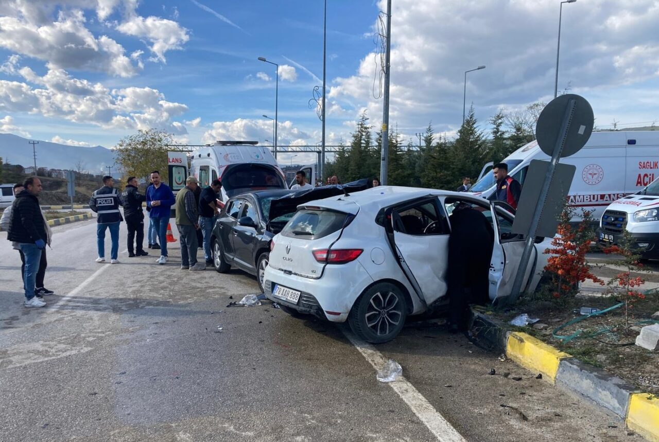 Karabük'ün Eskipazar ilçesinde iki otomobilin çarpışması sonucu 7 kişi yaralandı.