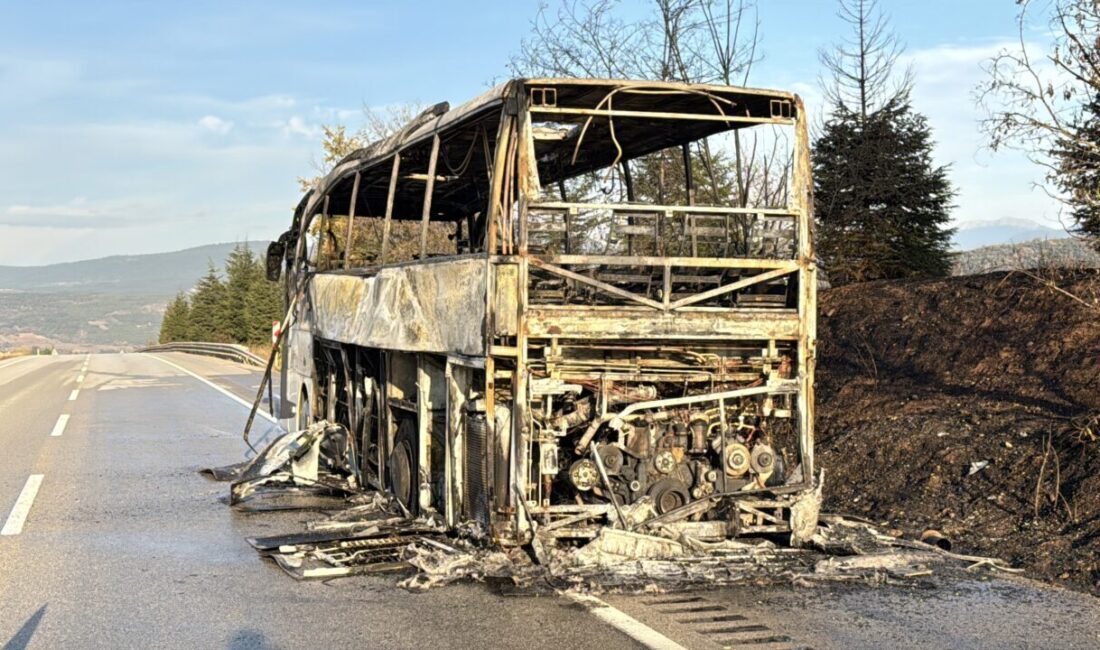  Karabük'ün Eskipazar ilçesinde seyir halindeyken yanan otobüs kullanılamaz hale geldi.