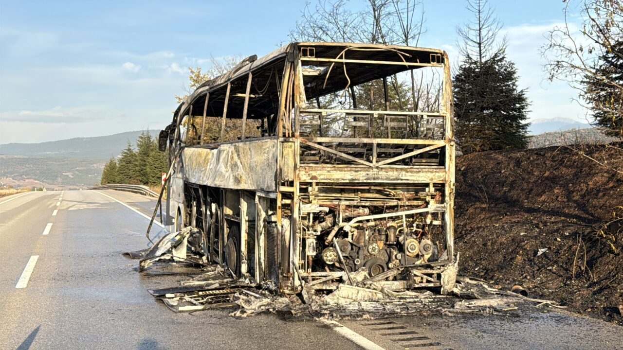  Karabük'ün Eskipazar ilçesinde seyir halindeyken yanan otobüs kullanılamaz hale geldi.