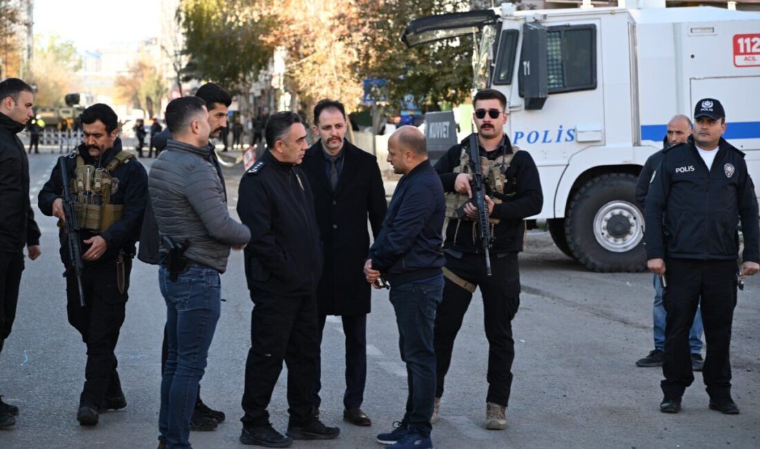 Kars'ta akülü aracıyla evinin önünde oynadığı sırada caddede çıkan silahlı