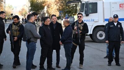 Kars'ta akülü aracıyla evinin önünde oynadığı sırada caddede çıkan silahlı