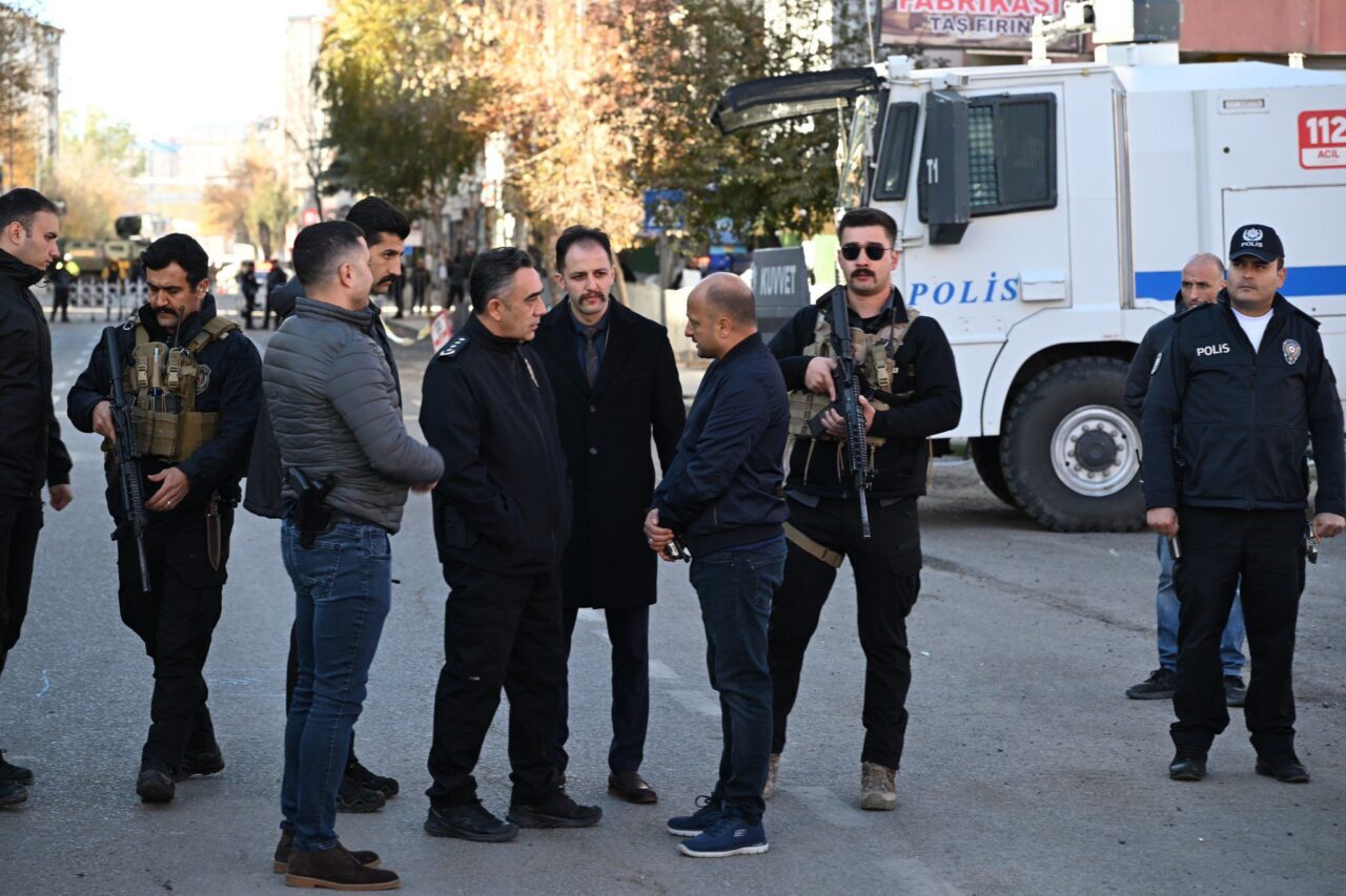 Kars'ta akülü aracıyla evinin önünde oynadığı sırada caddede çıkan silahlı