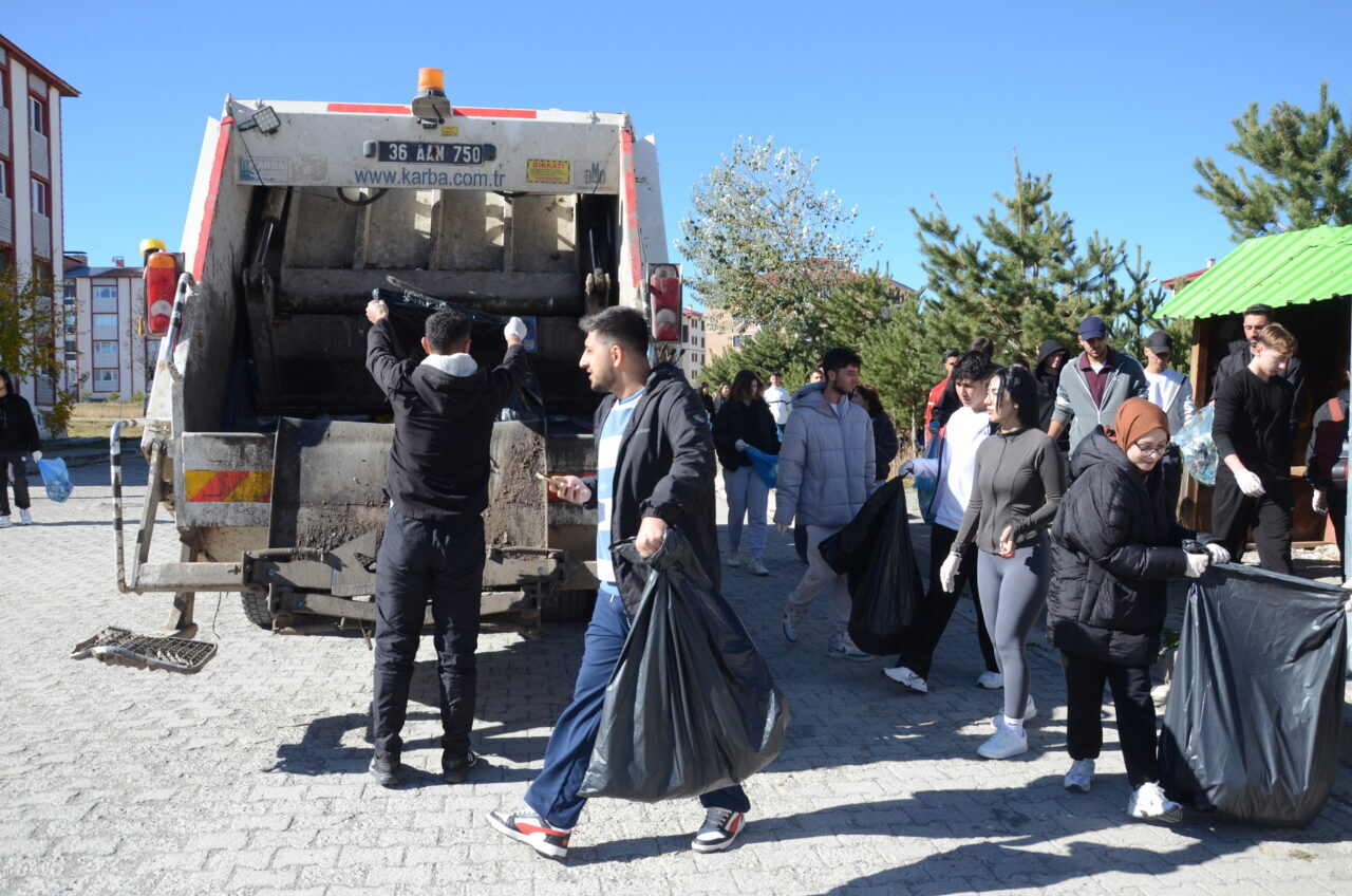 Kars’ın Sarıkamış ilçesinde üniversite öğrencileri "Temiz çevre sağlıklı nesil” projesi