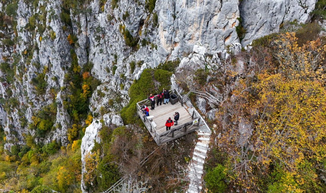 Kastamonu'nun Azdavay ilçesindeki cam seyir terası, ziyaretçilerine sonbaharın güzelliklerini yüksekten