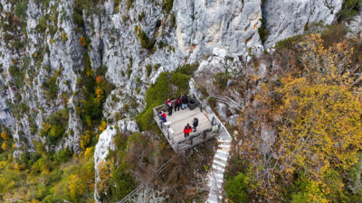 Kastamonu'nun Azdavay ilçesindeki cam seyir terası, ziyaretçilerine sonbaharın güzelliklerini yüksekten