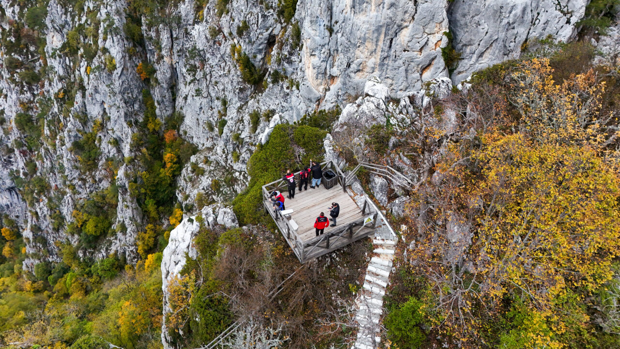Kastamonu'nun Azdavay ilçesindeki cam seyir terası, ziyaretçilerine sonbaharın güzelliklerini yüksekten