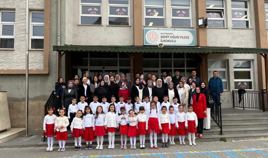 Kastamonu'da ilkokul birinci sınıf öğrencilerinin farklı materyallerle yaptıkları Türk bayrakları