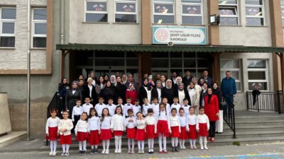 Kastamonu'da ilkokul birinci sınıf öğrencilerinin farklı materyallerle yaptıkları Türk bayrakları
