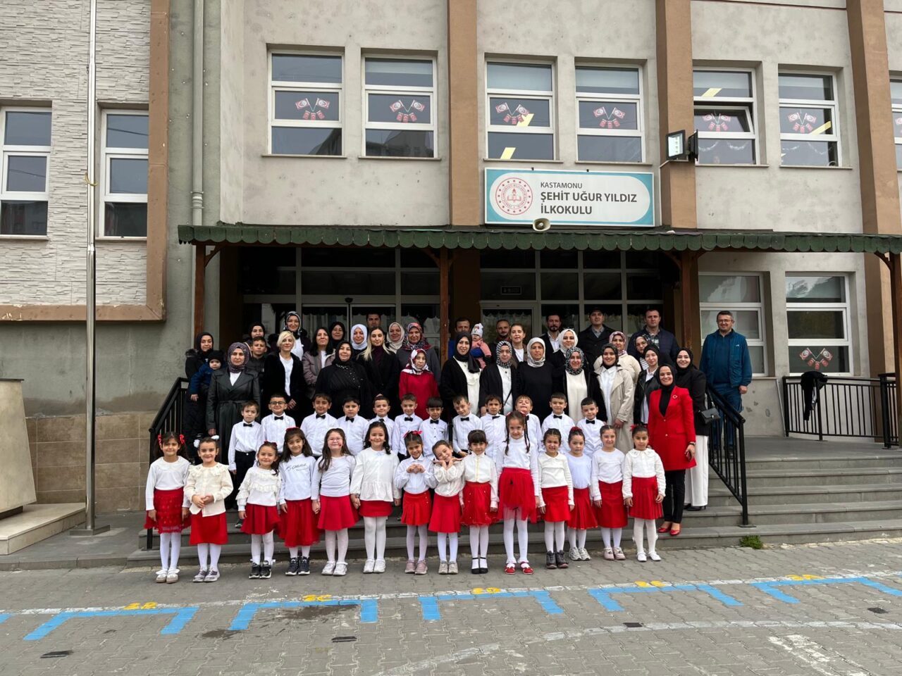 Kastamonu'da ilkokul birinci sınıf öğrencilerinin farklı materyallerle yaptıkları Türk bayrakları