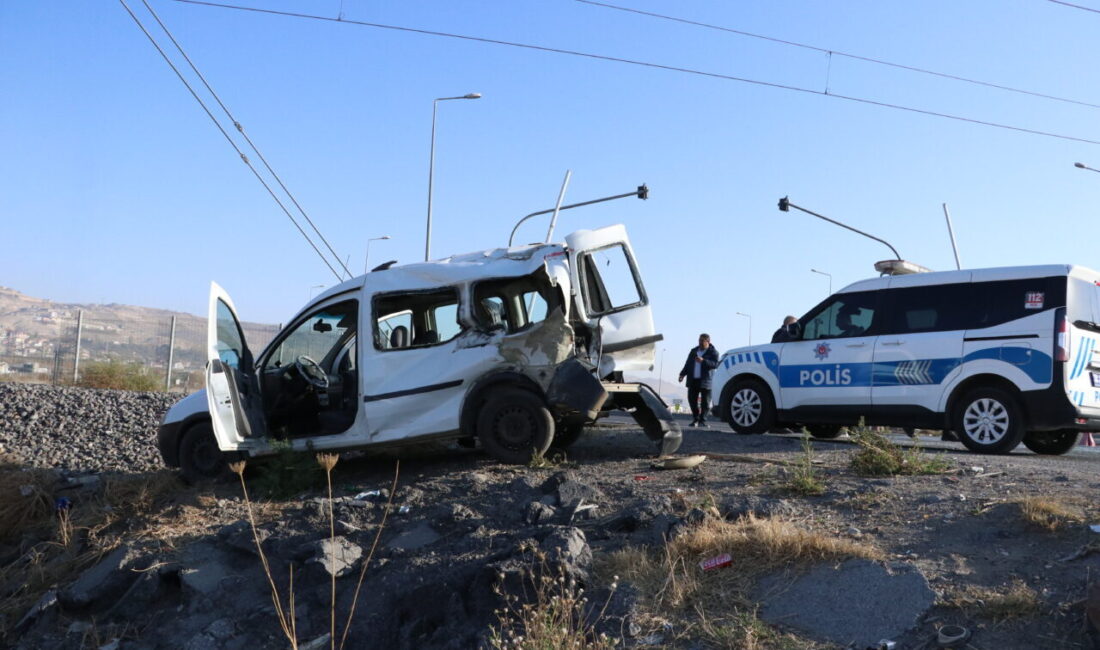 Kayseri'nin merkez Kocasinan ilçesinde lokomotifin çarptığı hafif ticari araçtaki 2