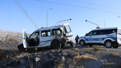 Kayseri'nin merkez Kocasinan ilçesinde lokomotifin çarptığı hafif ticari araçtaki 2