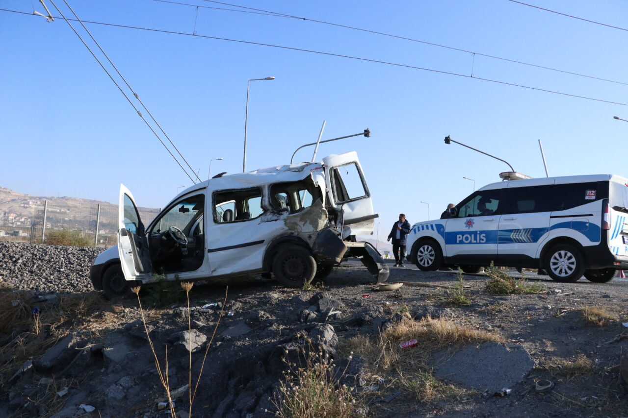 Kayseri'nin merkez Kocasinan ilçesinde lokomotifin çarptığı hafif ticari araçtaki 2