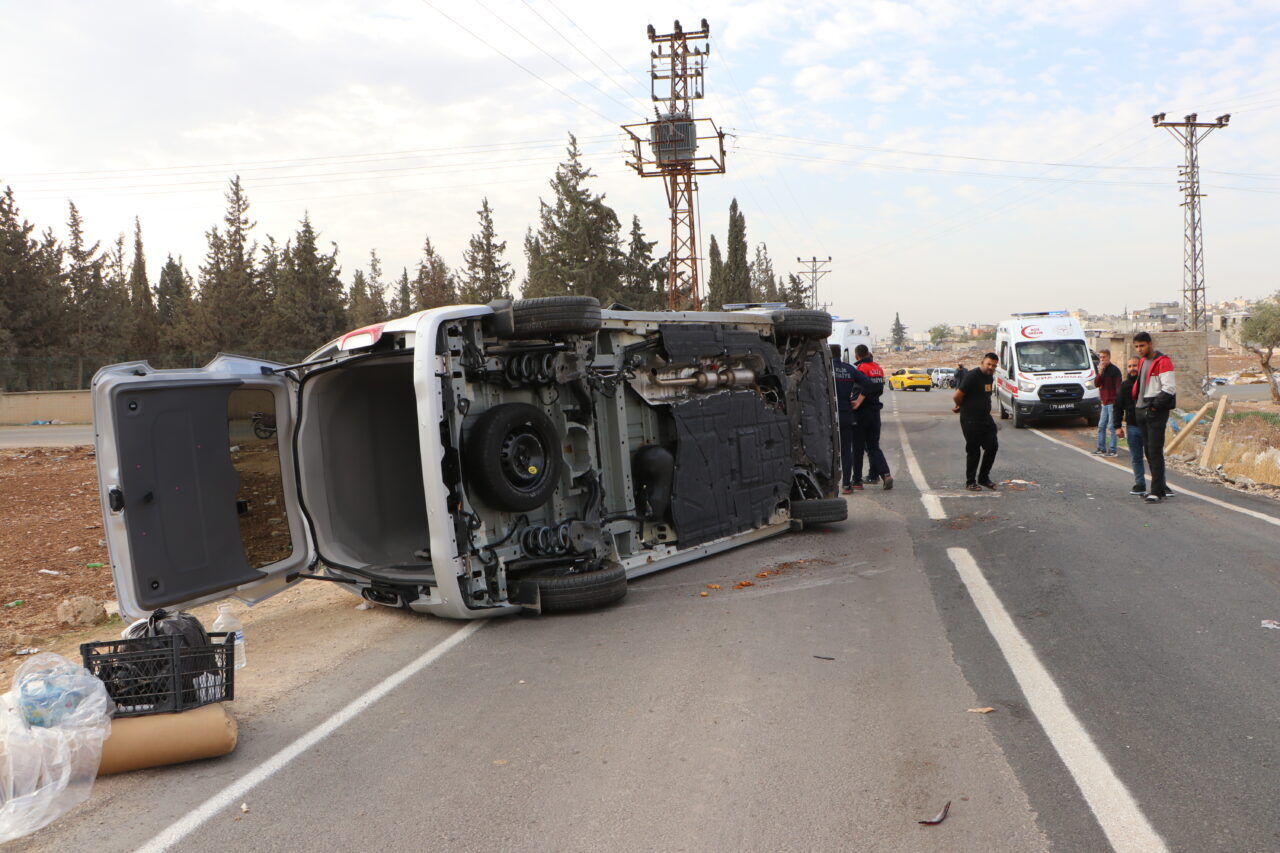  Kilis'te otomobil ile panelvanın çarpışması sonucu 4 kişi yaralandı.