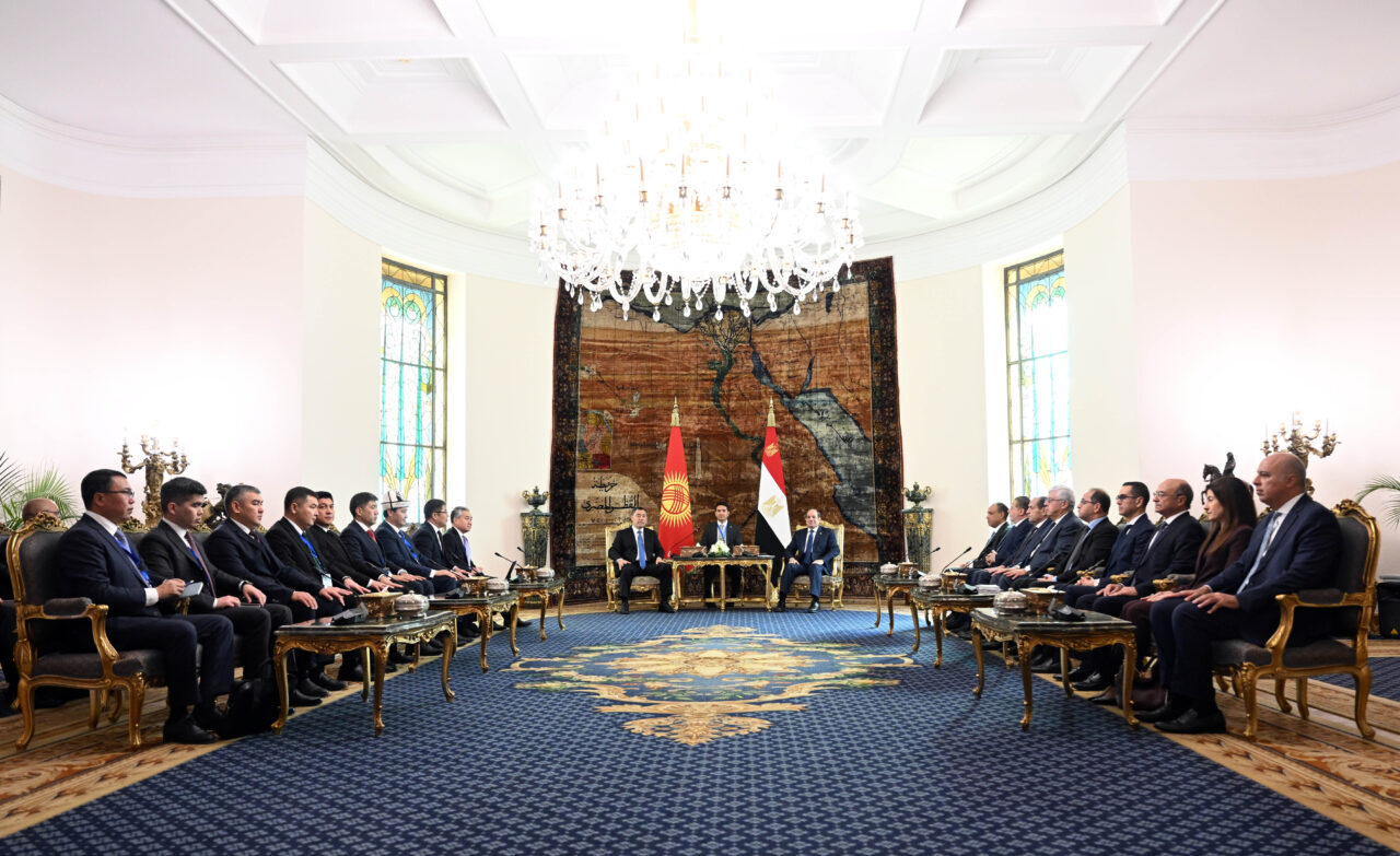 Kırgızistan Cumhurbaşkanı Sadır Caparov, Mısır Cumhurbaşkanı Abdulfettah es-Sisi'nin davetlisi olarak