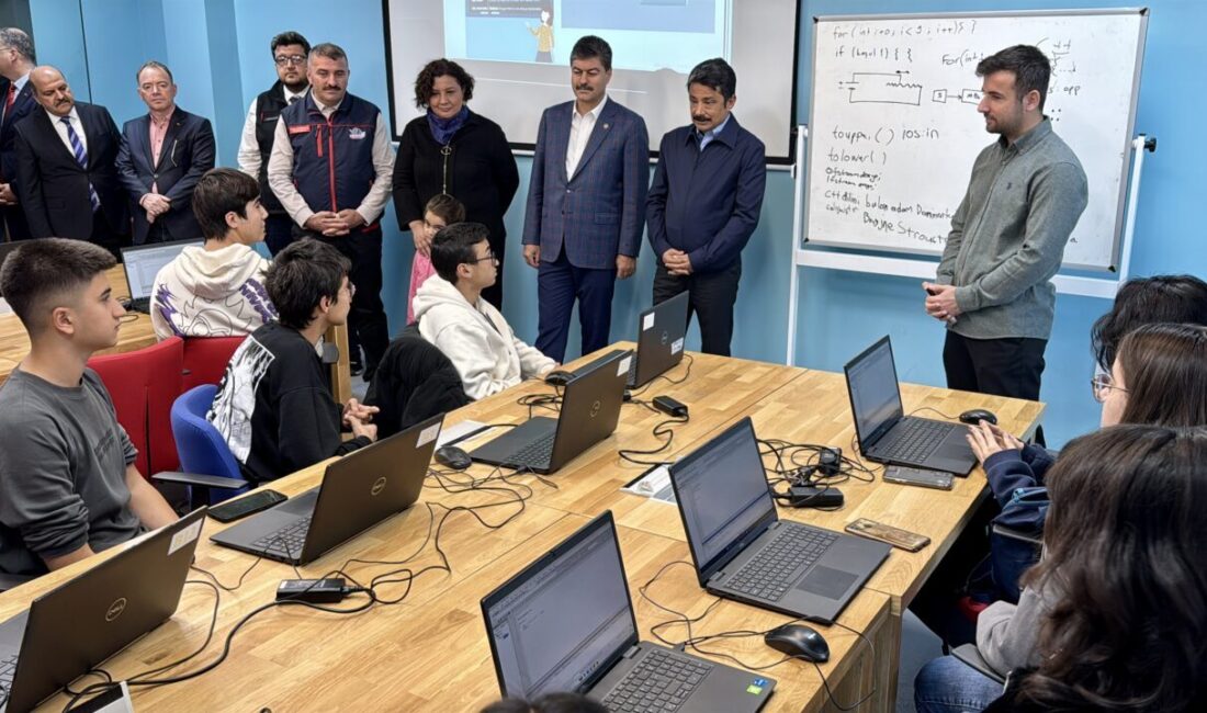 Kırşehir Cacabey Gençlik Merkezi'nde oluşturulan DENEYAP Teknoloji Atölyeleri, 51 öğrenciyi