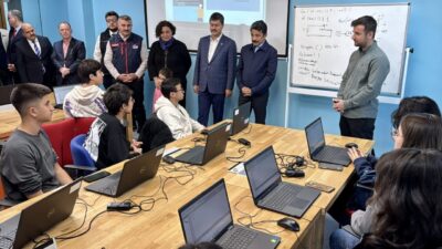 Kırşehir Cacabey Gençlik Merkezi'nde oluşturulan DENEYAP Teknoloji Atölyeleri, 51 öğrenciyi