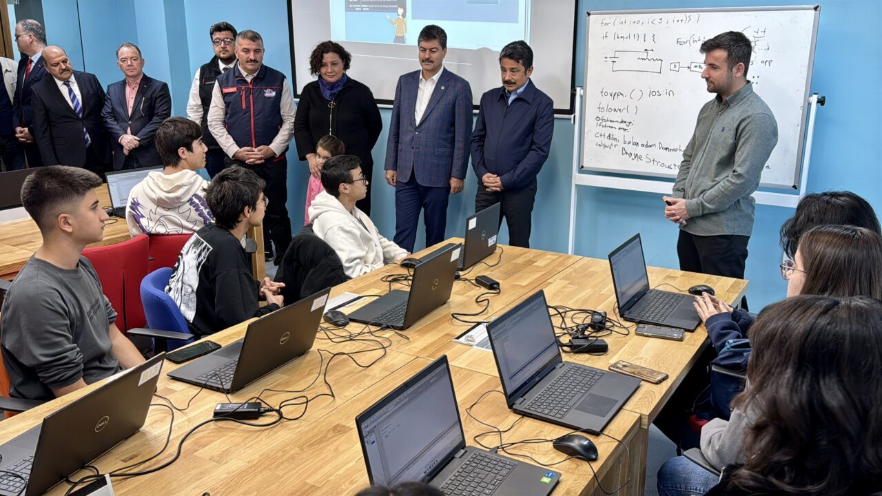 Kırşehir Cacabey Gençlik Merkezi'nde oluşturulan DENEYAP Teknoloji Atölyeleri, 51 öğrenciyi