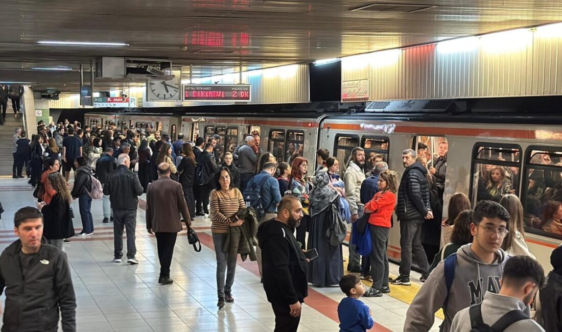 Ankara'da ANKARAY hattında sefer yapan bir trenin Kızılay İstasyonu'nda teknik