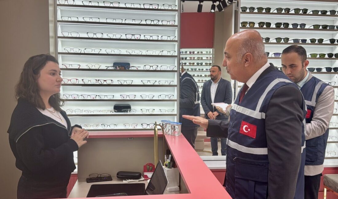 Kocaeli'de 7 katlı apartmanın çöktüğü bölgede enkaz kaldırma çalışmaları ile