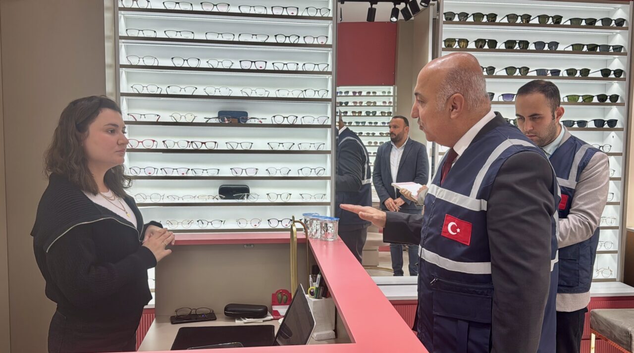 Kocaeli'de 7 katlı apartmanın çöktüğü bölgede enkaz kaldırma çalışmaları ile