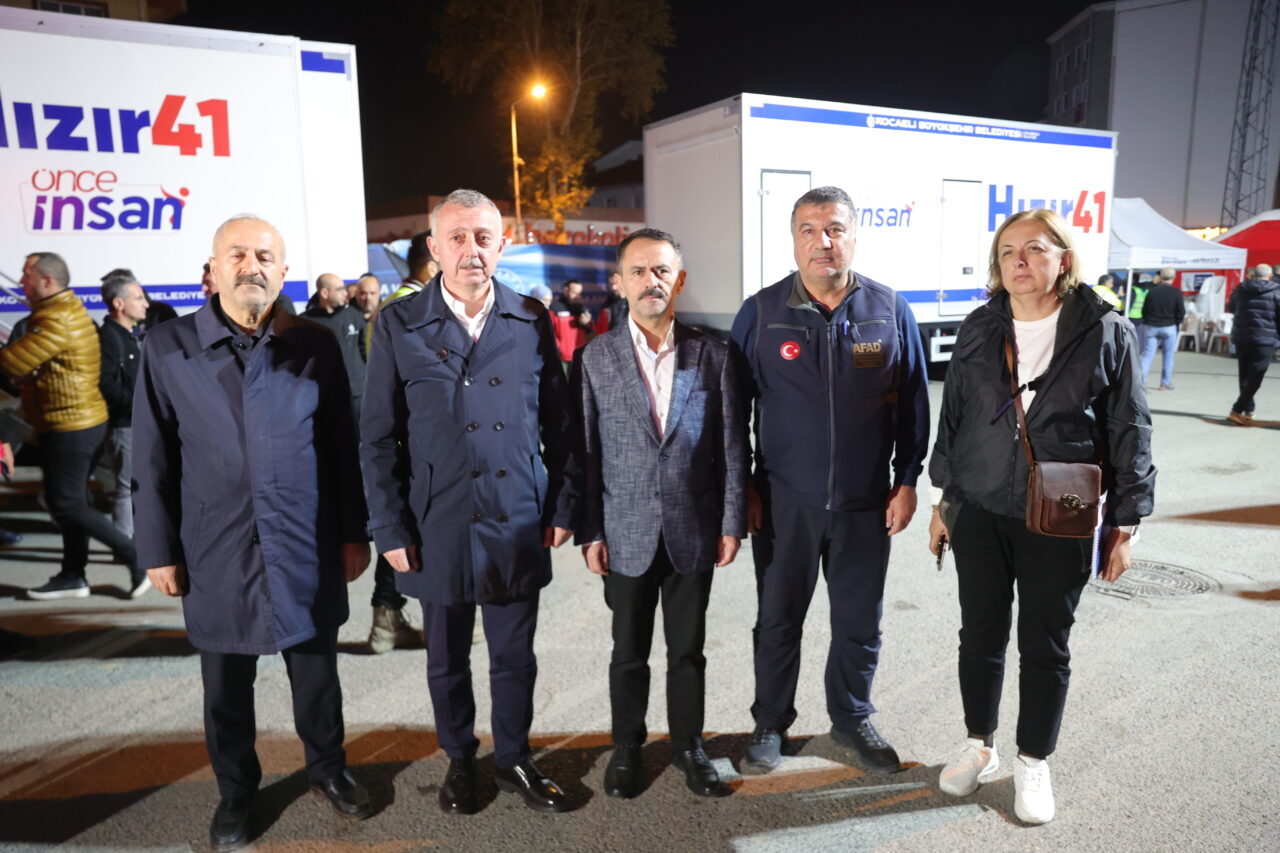 Kocaeli'nin Gebze ilçesinde 7 katlı apartmanın çöktüğü ve bazı binaların