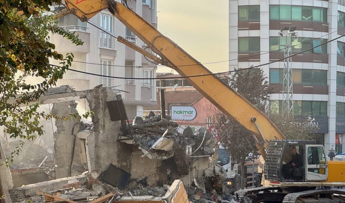 Kocaeli'nin Gebze ilçesinde çöken 7 katlı binanın enkazını kaldırma çalışmaları