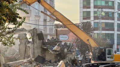 Kocaeli'nin Gebze ilçesinde çöken 7 katlı binanın enkazını kaldırma çalışmaları