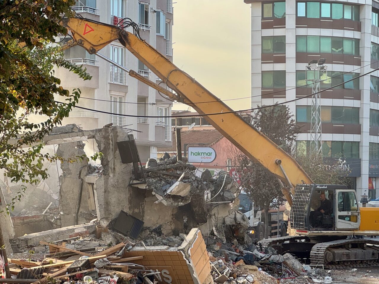 Kocaeli'nin Gebze ilçesinde çöken 7 katlı binanın enkazını kaldırma çalışmaları