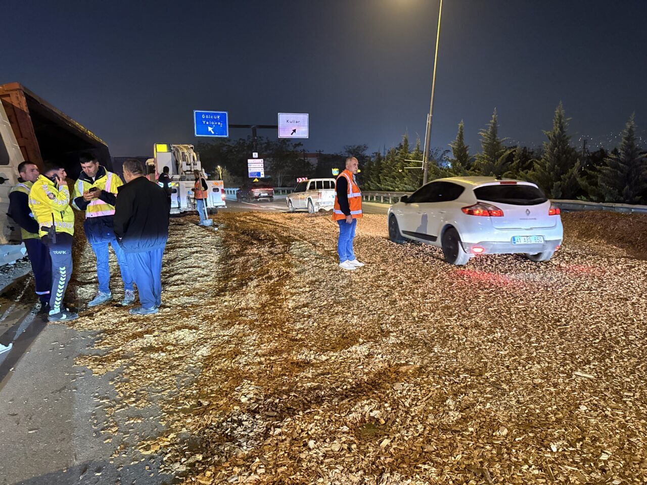  Kocaeli’nin Başiskele ilçesinde yonga taşıyan bir tır virajı alamayarak devrildi.