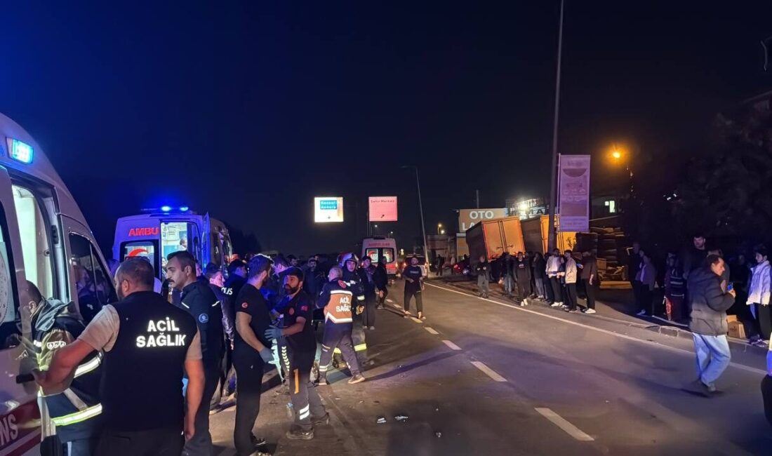 Kocaeli'nin Gebze ilçesinde işçi servisi ile otomobilin çarpıştığı kazada 8