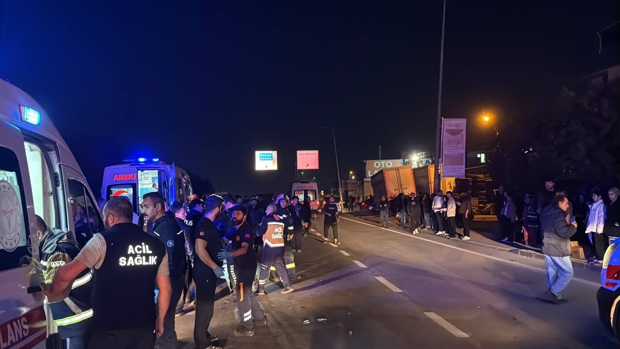 Kocaeli'nin Gebze ilçesinde işçi servisi ile otomobilin çarpıştığı kazada 8