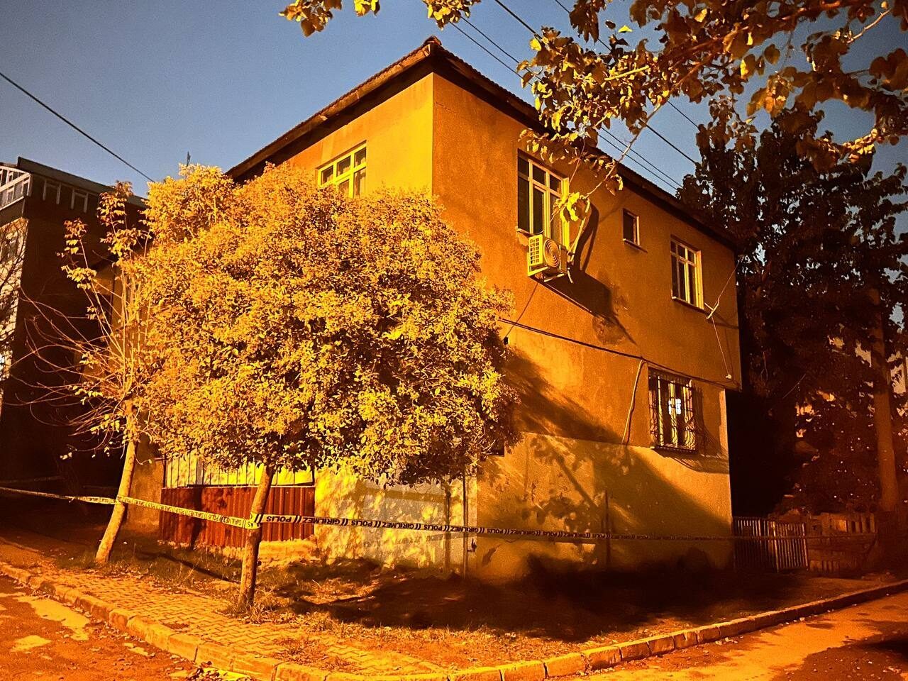 Kocaeli'nin Gebze ilçesinde bir bina, kolonlarında çatlak oluştuğu gerekçesiyle tedbir