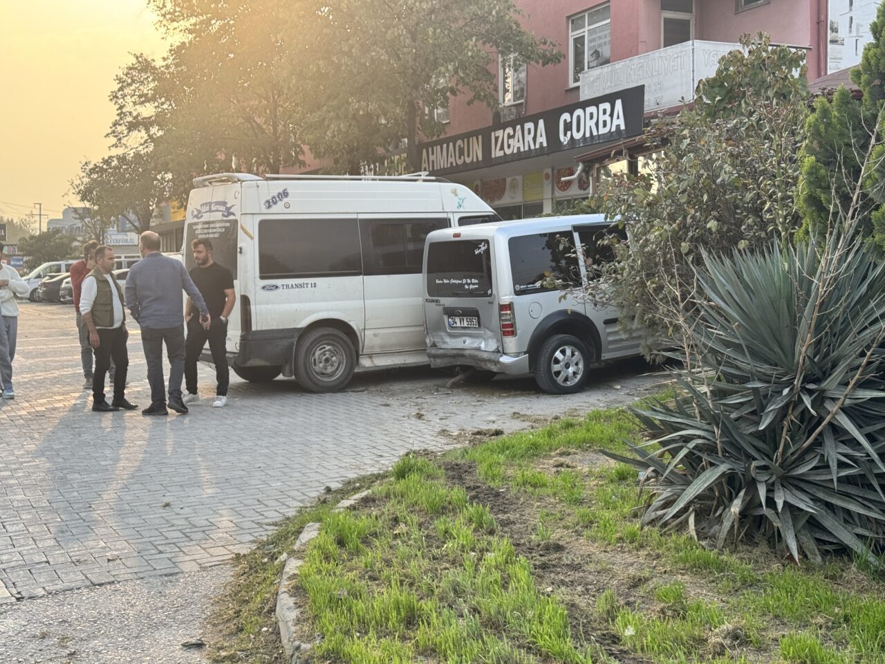 Kocaeli'nin İzmit ilçesinde otomobilin çarptığı 1 kişi öldü, 3 kişi