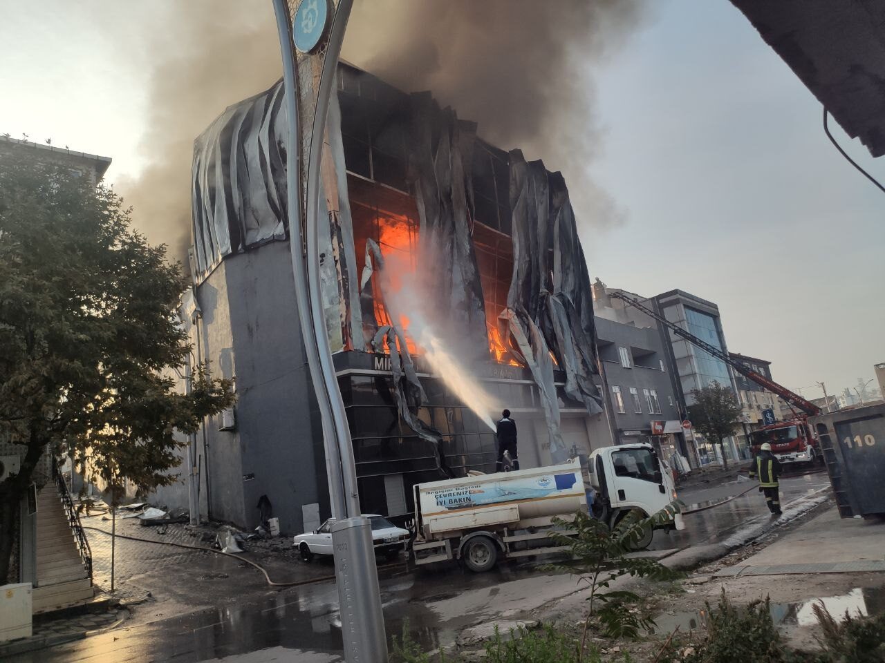 Son dakika: Kocaeli'nin Dilovası ilçesinde parfüm deposunda çıkan yangında 6