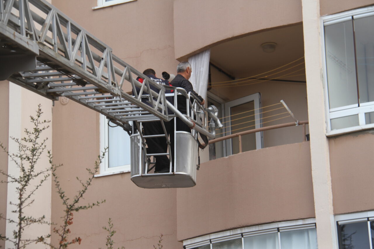 Konya'nın Beyşehir ilçesinde 4 katlı binada çıkan yangında yaralanan kadın